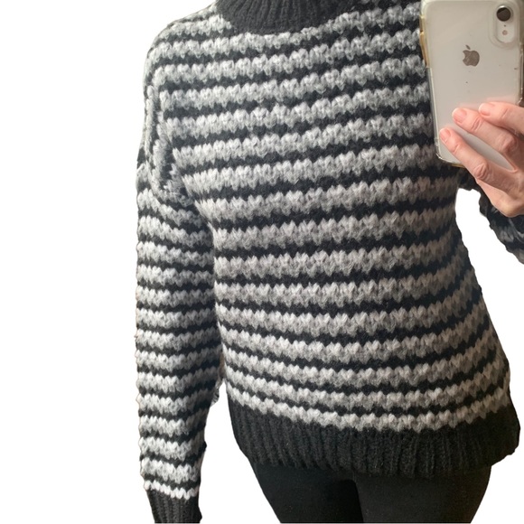 Romeo + Juliet Oversized Slouchy Knit Sweater - Picture 4 of 14